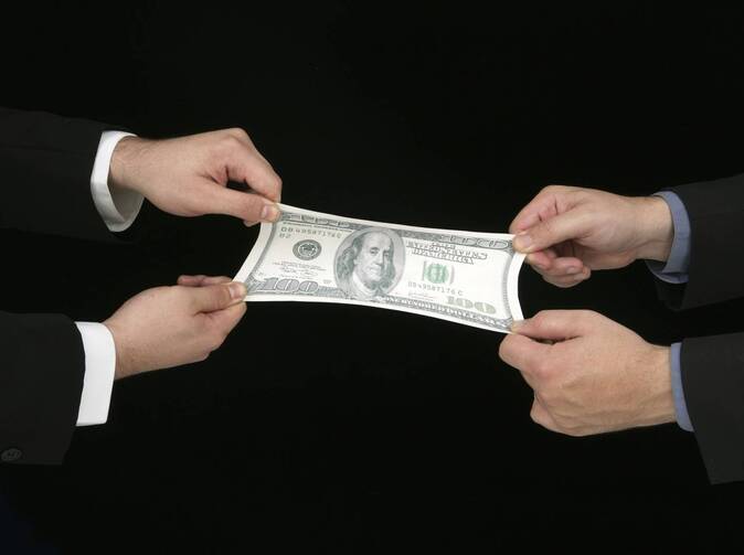 Takmer 900 miliónov libier. To je výška pokút pre britský finančný sektor