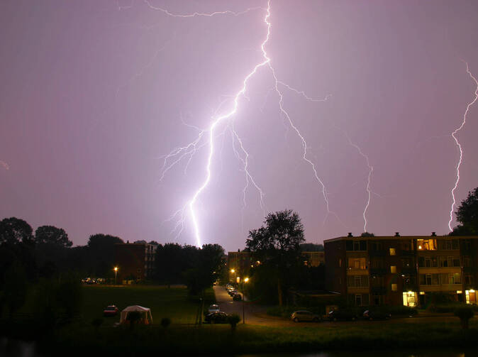 Elektroniku pred poškodením bleskom ochráni vytiahnutie zo zásuvky