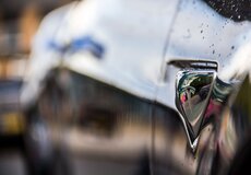 Zaujímavosť: Môže neobvyklá kľučka dverí Tesly za tragickú smrť motoristov?