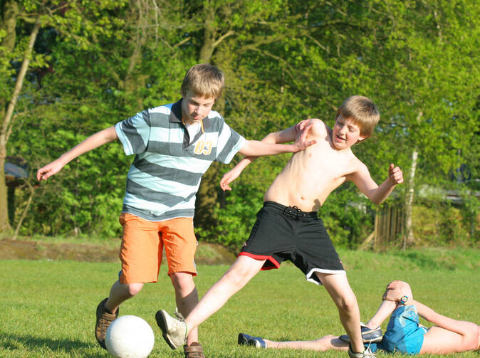 Pozor na úrazy cez prázdniny.  Pri výbere poistenia pre deti sa vyhnite chybám