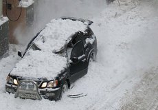 Zasnežené auto na cestu nepatrí