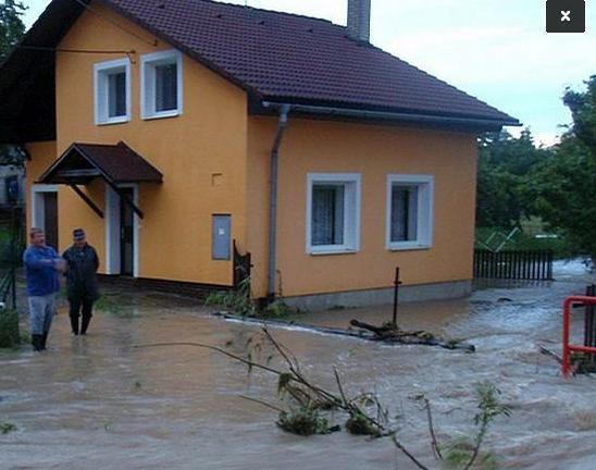 Severné Nemecko zasiahli po silnej búrke s vetrom povodne; Švédsko je bez prúdu