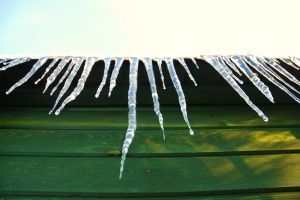 Najčastejšie zimné škody: Prasknuté potrubie, ľad padajúci z budov, škody na autách po výtlkoch