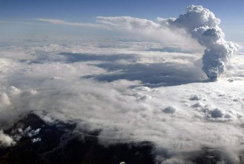 Popocatépetl chrlí popol, obyvateľov pripravujú na útek