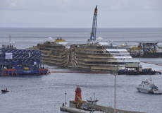 Costa Concordia doplávala po dvoch rokoch do prístavu