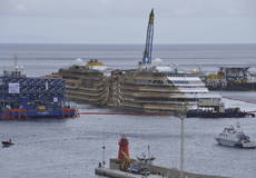 Costa Concordia doplávala po dvoch rokoch do prístavu 