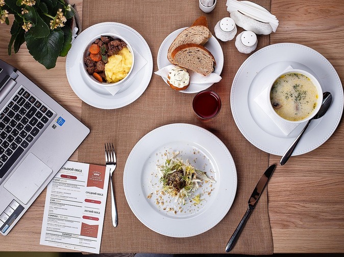 Prestaňme obedovať pri mailoch - môže to ohroziť naše zdravie, varuje UNIQA