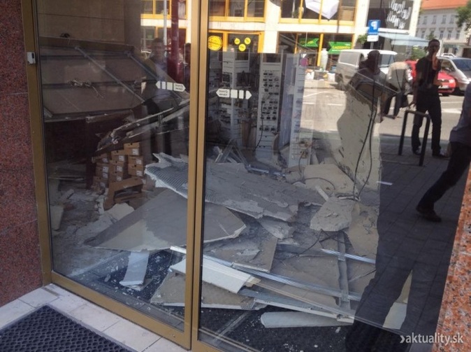 V bratislavskej predajni sa zrútil strop. Ako to bude s likvidáciou poistných škôd?