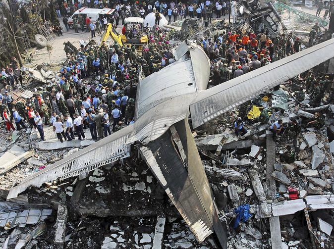 Počet obetí havárie vojenského lietadla v Indonézii sa zvýšil na najmenej 141