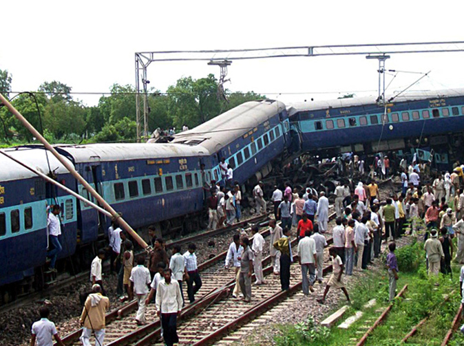 V strednej Indii sa pre záplavy vykoľajili dva vlaky
