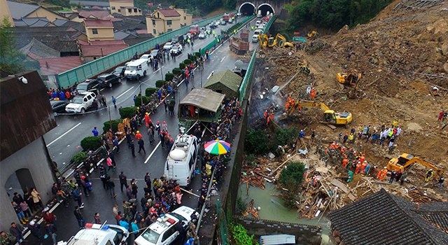 Zosuv bahna zničil priemyselný park; 91 ľudí je nezvestných 
