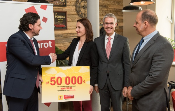 Wüstenrot poisťovňa: Viac ako 50 tisícová pomoc pre 400 rodín