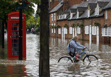 Britské poisťovne sú na povodne pripravené