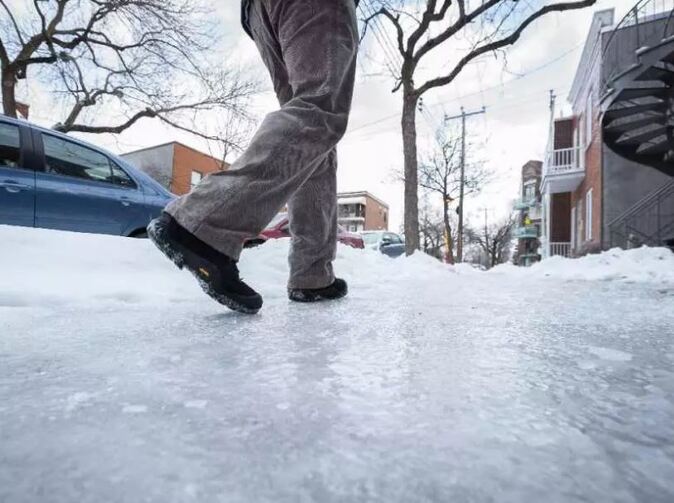 Zranili ste sa na neodpratanom chodníku? Môžete mať nárok na odškodné