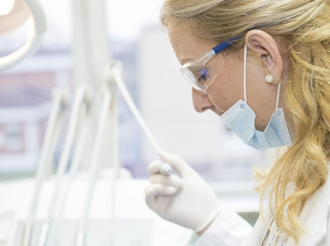 Počet preventívnych prehliadok u zubára poklesol, zlé štatistiky zachraňujú ženy