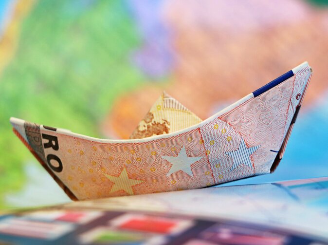 Firmy v Európe skrátili splatnosť faktúr na 34 dní