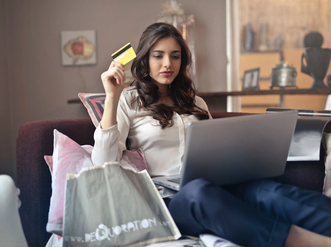 V zahraničí je najvýhodnejšie platiť kartou. Ušetríte na poplatkoch