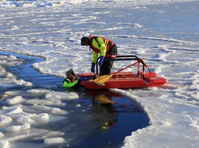 Nehoda na zamrznutom jazere. Čo robiť, keď sa pod vami preborí ľad? 