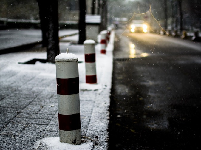Za zimnú údržbu chodníkov zodpovedajú obce a mestá, ak sa zraníte, máte nárok na odškodné