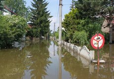 
			Nové domy pri výstavbe zohľadňujú záplavové mapy na aspoň 100-ročnú vodu