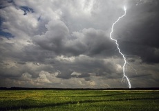 
			Búrky, víchrice či záplavy pribúdajú. Aký vplyv majú výkyvy počasia na poisťovne a ich klientov?