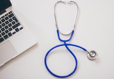 So službou telemedicína sa môžu klienti AXA kedykoľvek poradiť s lekárom na telefóne