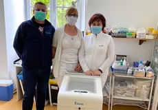 Nadácia Allianz darovala nemocnici prístroje na dezinfekciu vzduchu v červených zónach
