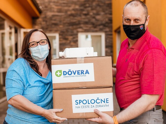 Dôvera zaslala 300 zariadeniam sociálnych služieb ochranné pomôcky a dezinfekciu 