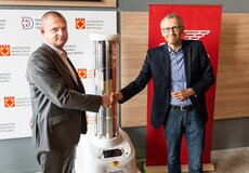 Generali darovala piatim nemocniciam germicídne UVD roboty