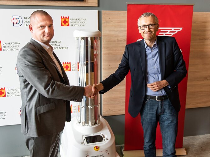 Generali darovala piatim nemocniciam germicídne UVD roboty