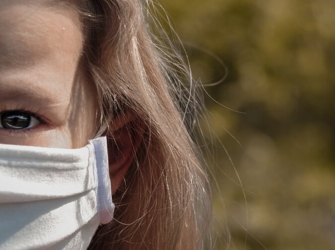 K pomoci nemocniciam sa pridáva aj KOOPERATIVA – doručuje im ochranné rúška