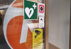 Verejné defibrilátory zachraňujú životy a zvyšujú šancu na prežitie až na 93 percent