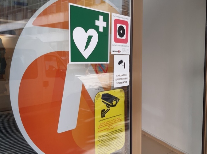 Verejné defibrilátory zachraňujú životy a zvyšujú šancu na prežitie až na 93 percent