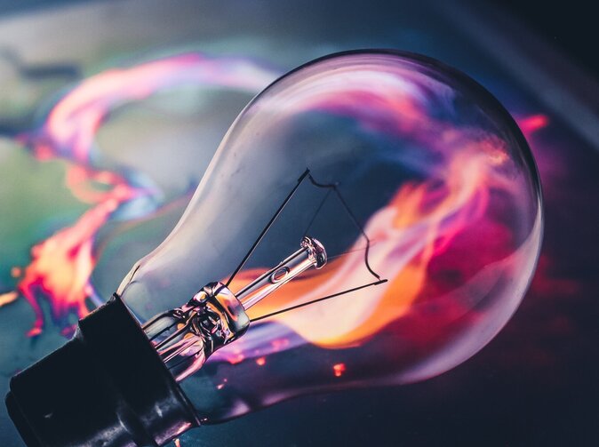 Vysoká cena elektriny znižuje požiadavky na štátnu podporu OZE, tvrdí NBS