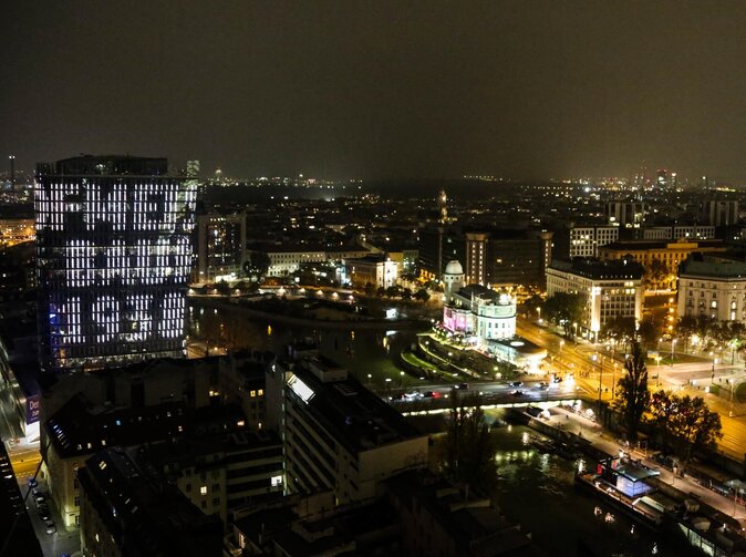 UNIQA myslí na obete holokaustu, pripomína si ich na budove UNIQA Tower vo Viedni