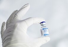 Komplikácie po očkovaní proti COVIDU-19 či neúčinnosť vakcíny už kryje aj poistenie