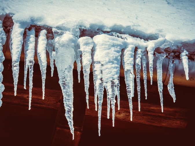 Prasknuté potrubie i úrazy na chodníkoch. Väčšinu zimných škôd kryje majetkové poistenie