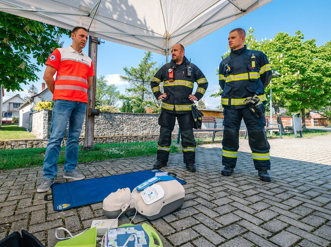 Automatický externý defibrilátor je rýchlejší ako sanitka. Viete ho použiť?