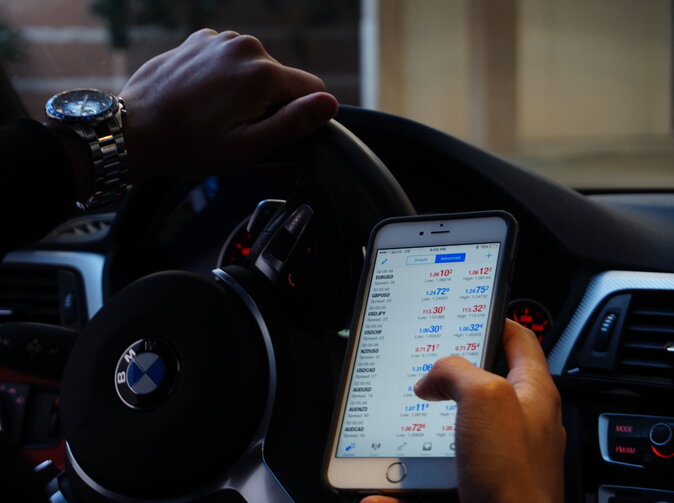 Smartfón za volantom je príčina nehôd číslo 1. Od augusta hrozí pokuta až 300 eur