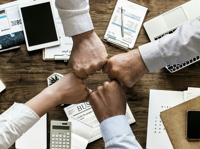 Víťazmi krízy sú nateraz finančné a spotrebiteľské spoločnosti