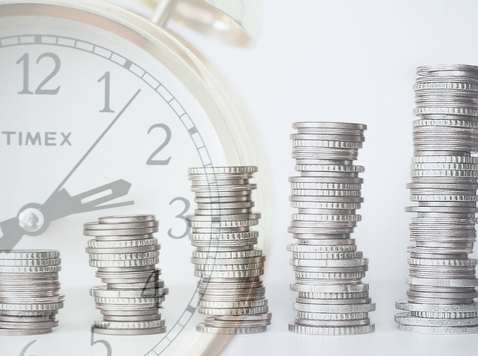 Rozdiel medzi vkladmi a investičným kontom môže byť výrazný. No časom bude iba kladný