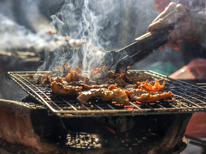 Pozor na horiace uhlíky z pahreby a silný vietor, dokážu narobiť značné škody