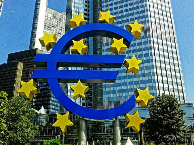 ECB zvýšila svoju kľúčovú úrokovú sadzbu na 2 %. Čo na to analytik?