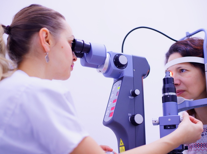 Polovicu prípadov slepoty spôsobuje sivý zákal. Chirurgická liečba je krátka a bezbolestná