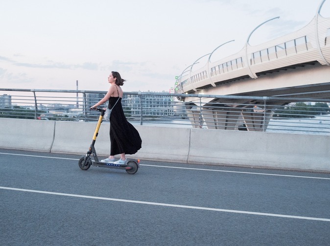 Riziká jazdy na elektrickej kolobežke stúpajú. Od budúceho roka budú mať povinné PZP 