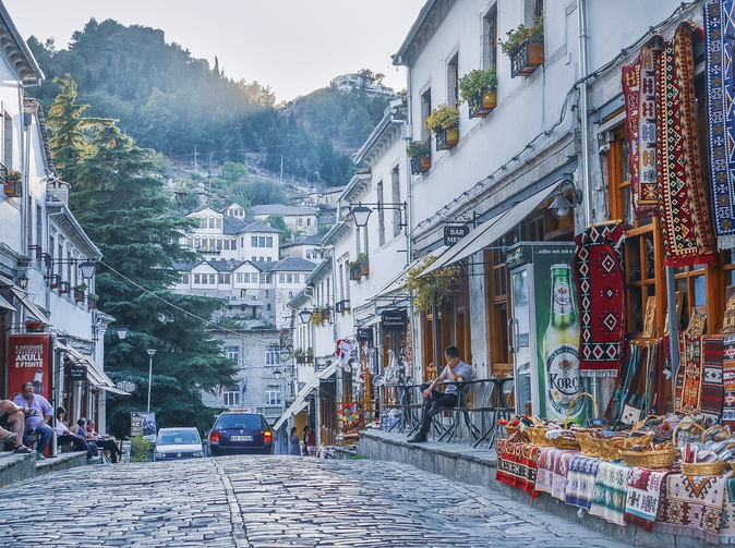 Takmer tri štvrtiny poistného plnenia v Albánsku pripadá na škody áut