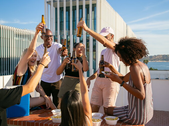 Kým za potraviny míňame menej peňazí, zlozvyky si doprajeme 