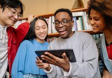 Paradox GEN Z a mileniálov: Sú finančne najistejší, no aj najviac osamelí