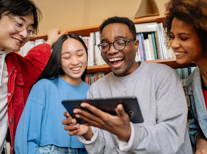 Paradox GEN Z a mileniálov: Sú finančne najistejší, no aj najviac osamelí