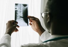 
			Liečba bolesti chrbta stojí milióny a často je úplne zbytočná